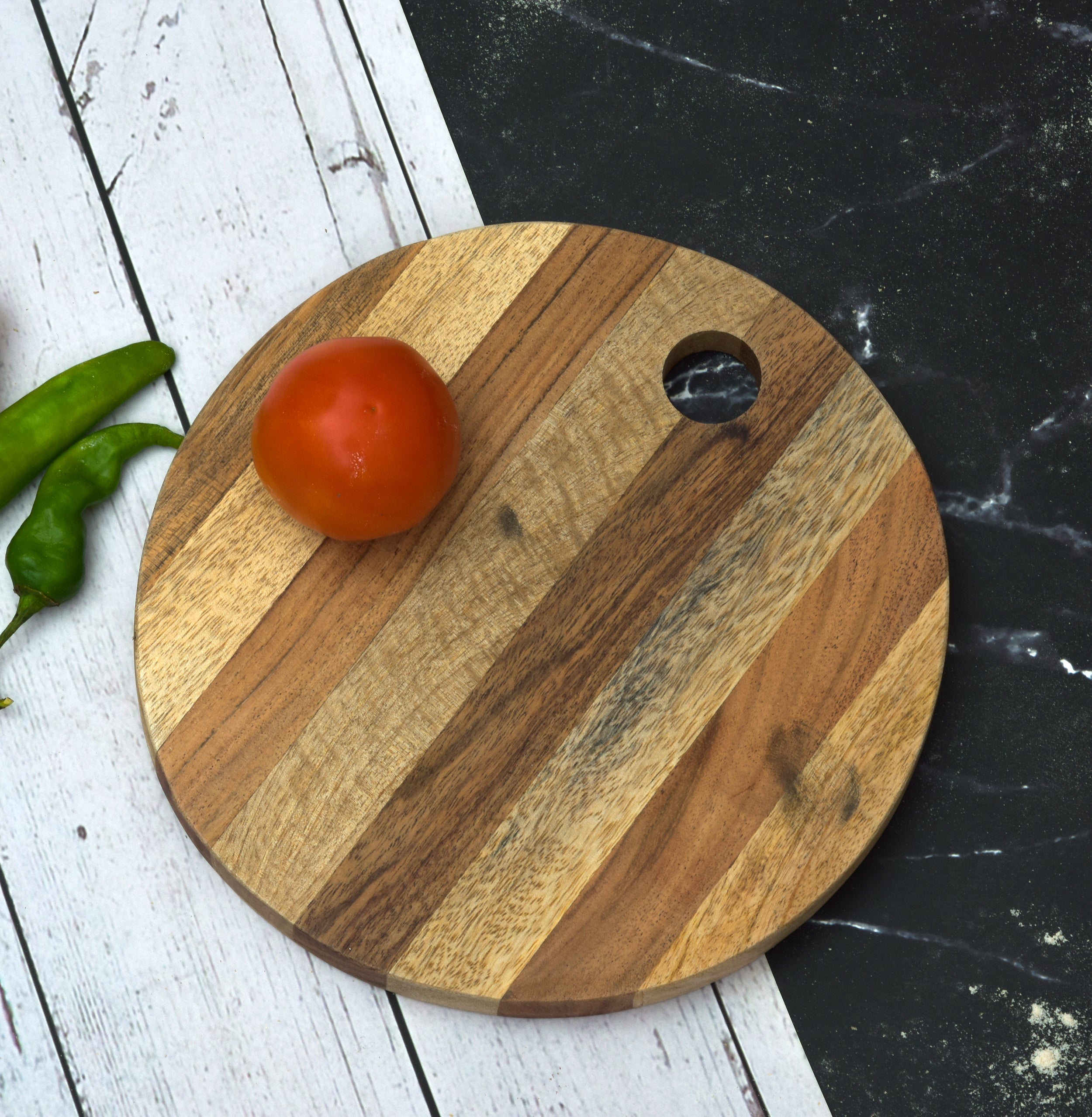 ROUND MIXWOOD CHOPPING BOARD WITH INNER HOLE